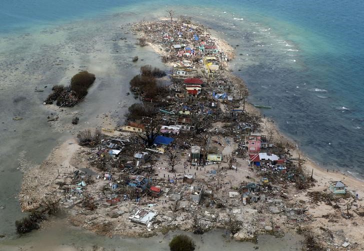 © Reuters. Vista aérea de cidade costeira devastada por Tufão Haiyan nas Filipinas