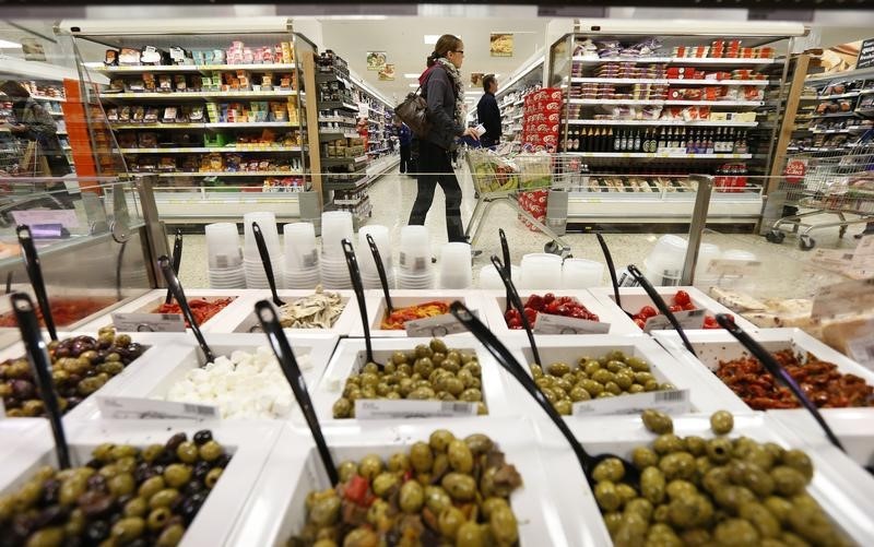 © Reuters. Customers shop at a Tesco store in Bishop's Stortford, southern England