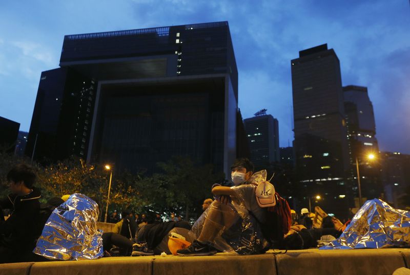 © Reuters. الطلاب المطالبون بالديمقراطية في هونج كونج يرفضون التراجع