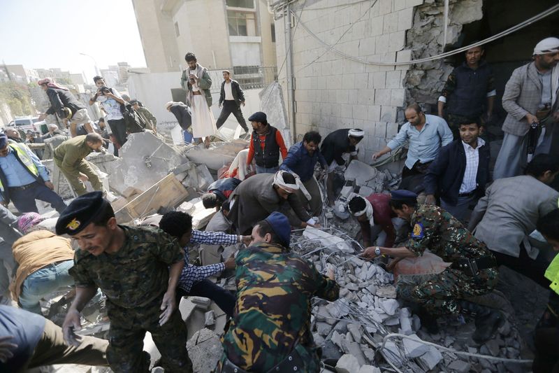 © Reuters. Rescuers search for survivors at the residence of the Iranian ambassador after a car bomb attack in Sanaa