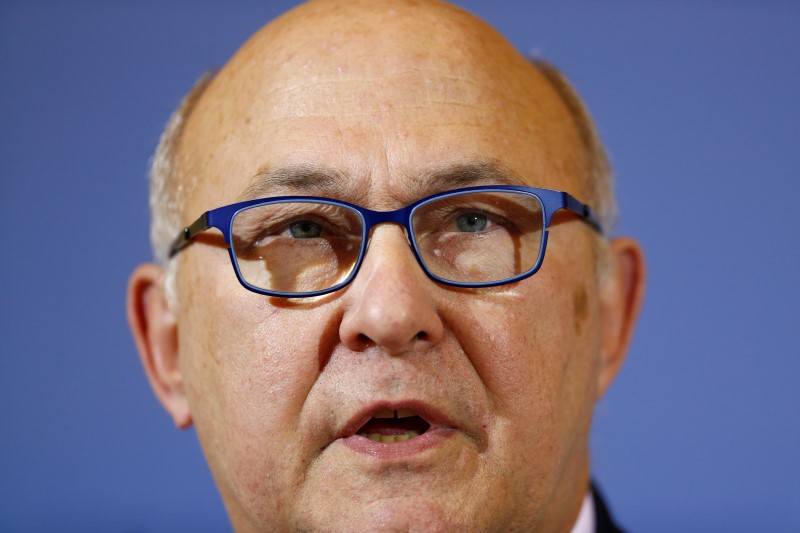 © Reuters. MICHEL SAPIN PRÉVOIT UN DÉFICIT PUBLIC LARGEMENT INFÉRIEUR À 3% EN 2017