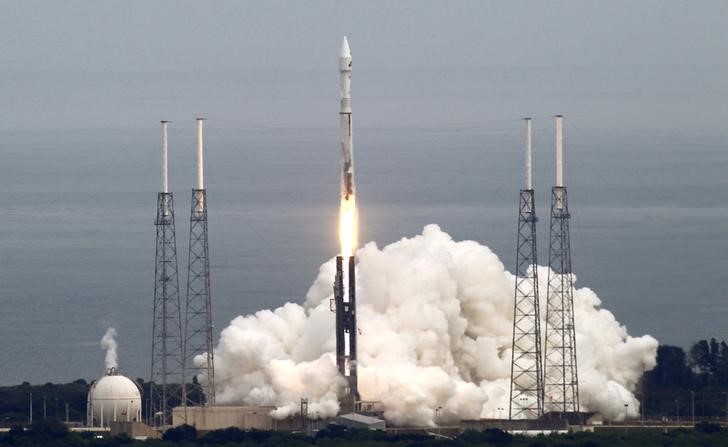 © Reuters. Ракета Atlas 5 стартует с космодрома на мысе Канаверал 