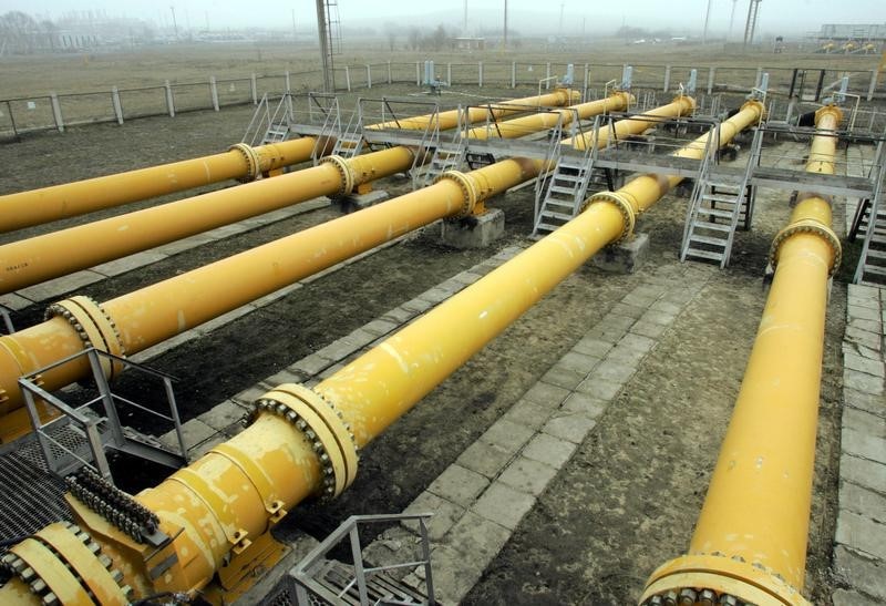 © Reuters.  Gas pipelines are seen in the Gazprom gas pumping station near the village o..