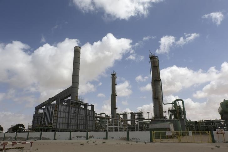 © Reuters. Нефтяной терминал в порту ливийского города Эз-Зуэйтина 
