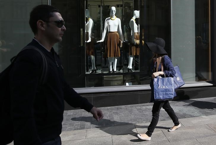 © Reuters. A woman holding a Zara bag walks past a Zara store in central Madrid