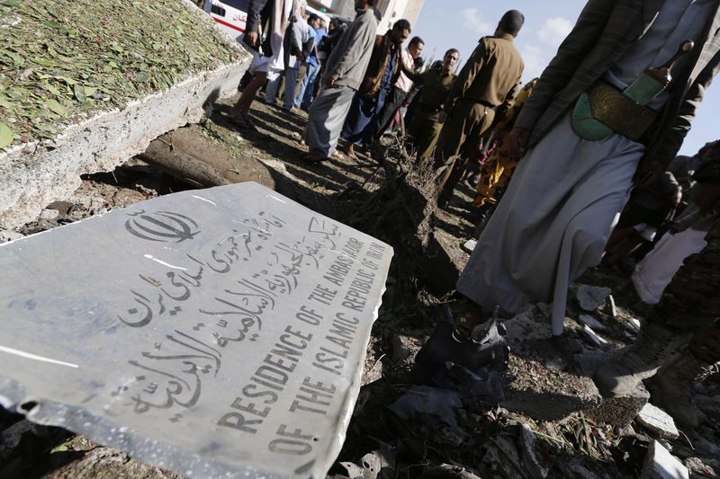 © Reuters. انفجار سيارة ملغومة أمام مقر سفير إيران في صنعاء ومقتل ثلاثة اشخاص