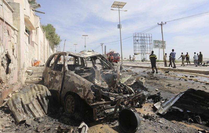© Reuters. الشرطة: مقتل ثلاثة صوماليين على الأقل في هجوم على قافلة للأمم المتحدة في مقديشو