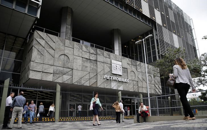 © Reuters. People walk in front of Brazilian oil company Petrobras's headquarters in Rio de Janeiro