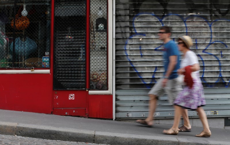 © Reuters. LA VILLE DE PARIS SE PRÉPARE À UN BRAS DE FER AVEC LE GOUVERNEMENT SUR LE TRAVAIL DOMINICAL