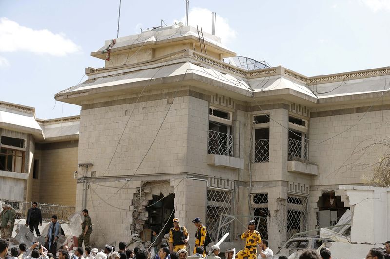 © Reuters. Policiais montam guarda em frente à residência do embaixador iraniano após um carro-bomba explodir em Sanaa