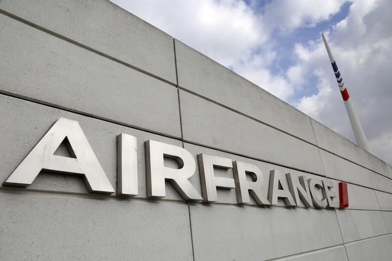 © Reuters. The Air France logo is seen on the Air France headquarters building at the Charles de Gaulle International Airport in Roissy, near Paris on the second week of a strike by Air France pilots