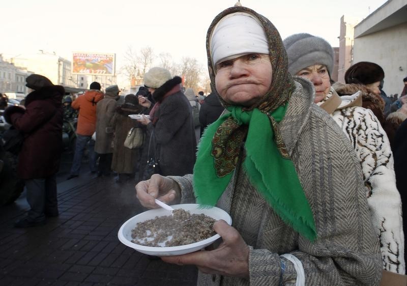 © Reuters. Женщина ест гречку 