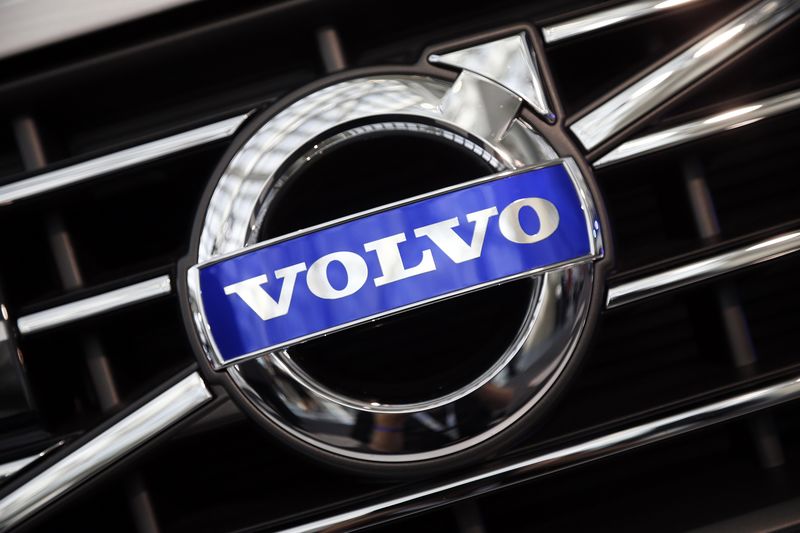 © Reuters. A Volvo logo is seen during preparations for the 2014 LA Auto Show in Los Angeles