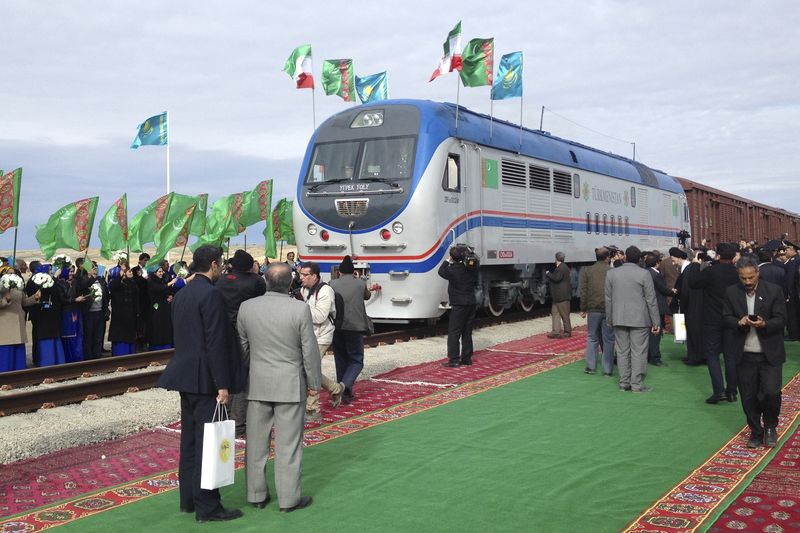 © Reuters. افتتاح خط سكك حديدية بين آسيا الوسطى ومنطقة الخليج