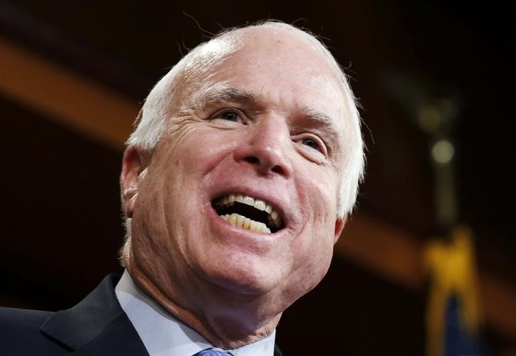 © Reuters. U.S. Sen. John McCain speaks about the release of U.S. Army Sgt. Bowe Bergdahl, imprisoned by the Taliban in Pakistan since 2009, while on Capitol Hill in Washington