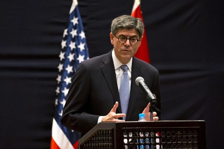 © Reuters. U.S. Treasury Secretary Lew addresses reporters during a joint news conference with Egypt's Finance Minister Dimian in Cairo