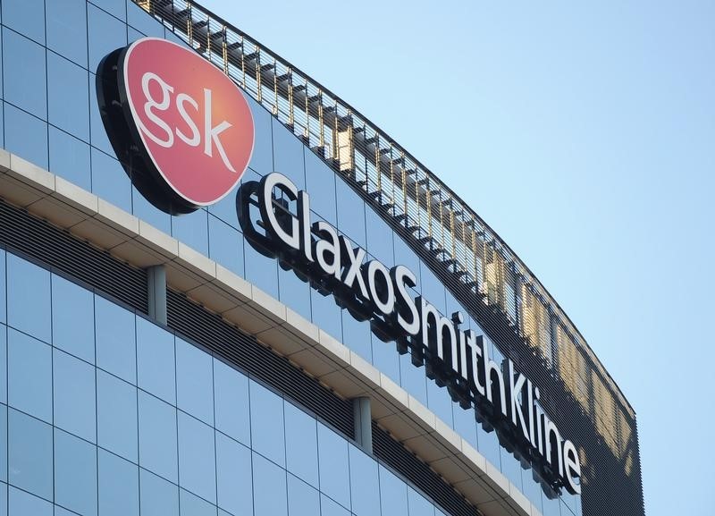 © Reuters. A GlaxoSmithKline logo is seen outside one of its buildings in west London, ahead of company results