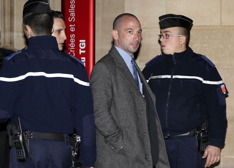 © Reuters. Roy Peled, boyfriend of Lee Zeitouni, arrives for the trial of driver Eric Robic and passenger Claude Khayat at the Paris courthouse