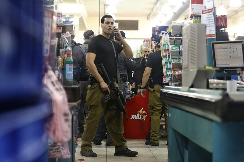 © Reuters. طعن اثنين في متجر قرب مستوطنة على يد من يشتبه أنه فلسطيني
