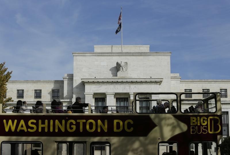 © Reuters. LÉCONOMIE AMÉRICAINE CONTINUE DE SAMÉLIORER, SELON LA FED