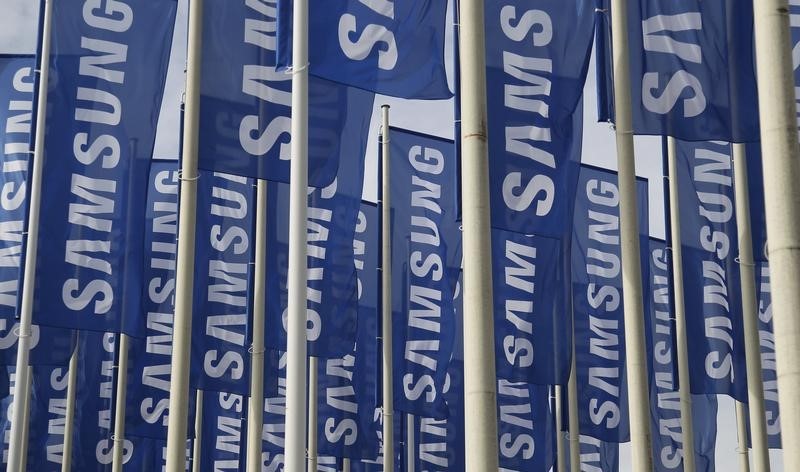© Reuters. Samsung flags are set up at main entrance to Berlin fair ground