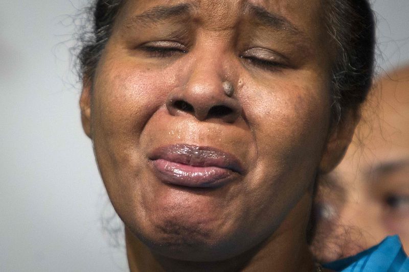 © Reuters. Esaw Garner, widow of Eric Garner, cries at a news conference at the National Action Network in Harlem, New York