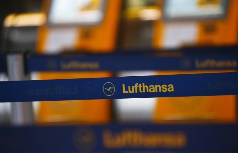 © Reuters. The logo of German flagship carrier Lufthansa is pictured on a passengers guidance band in Frankfurt's airport