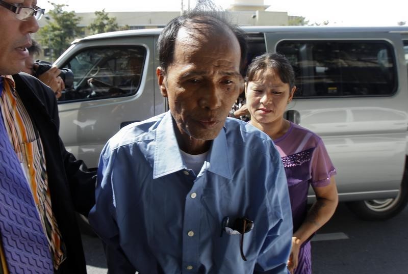 © Reuters. Parents of two Myanmar workers, accused of killing two British tourists, arrive in Bangkok