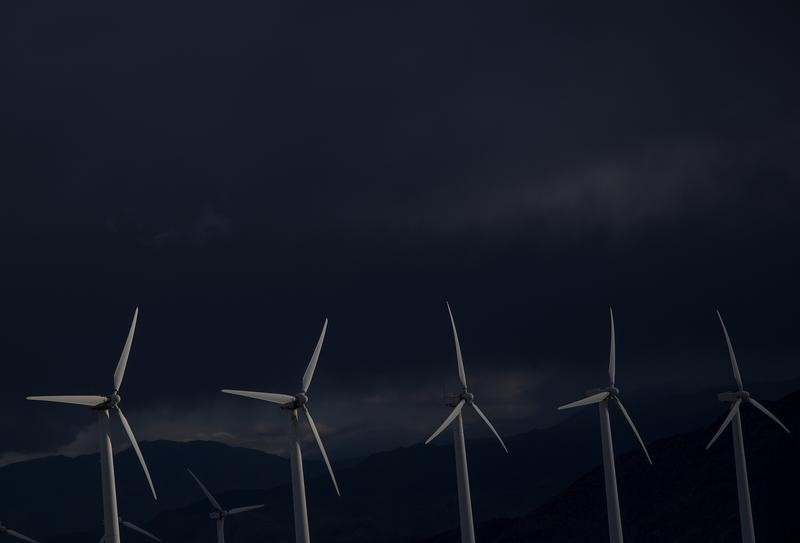 © Reuters. Wind turbines are seen in Palm Springs