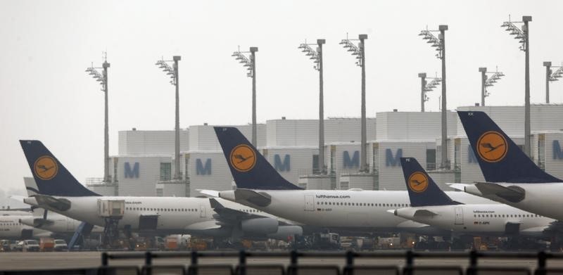 © Reuters. إضراب الطيارين يلغي نصف الرحلات الطويلة في شركة لوفتهانزا الألمانية