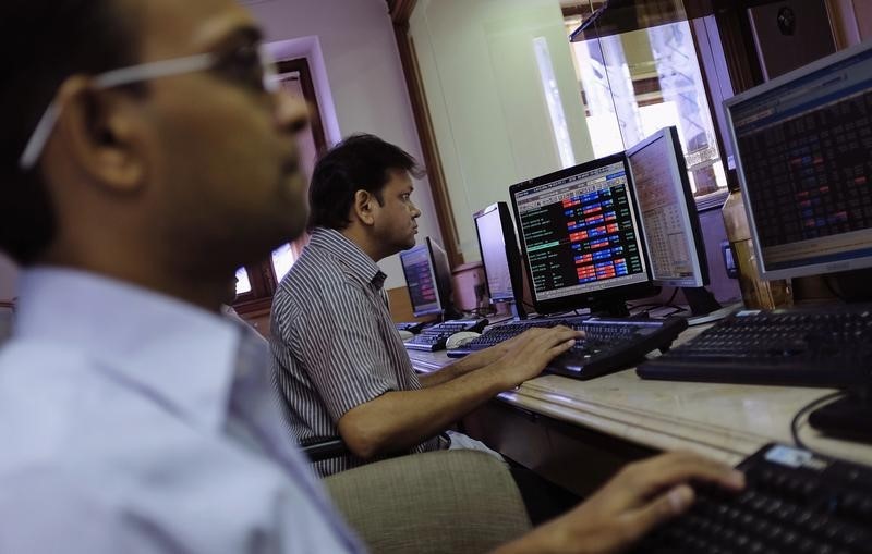 © Reuters. Brokers trade on their computer terminals at a stock brokerage firm in Mumbai