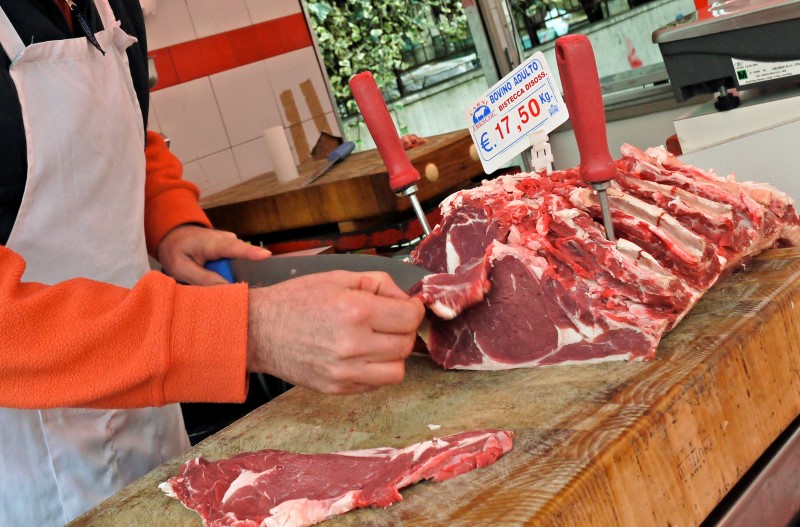 © Reuters. دراسة:الاقلال من تناول اللحوم ومنتجات الالبان يبطىء من تغير المناخ