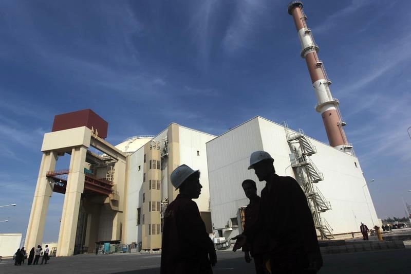 © Reuters. Iranian workers stand in front of Bushehr nuclear power plant, 1,200 km south of Tehran