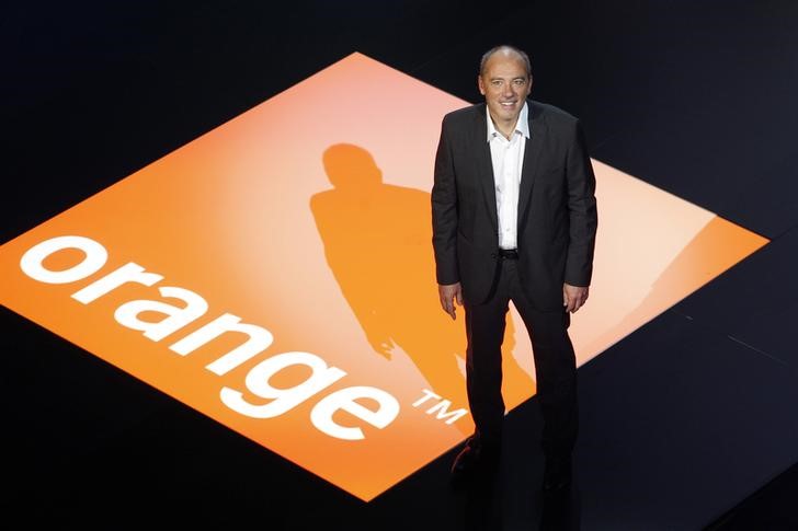 © Reuters. Orange Chairman and CEO Stephane Richard poses on stage on the company's logo after a show to present the company's innovations in Paris