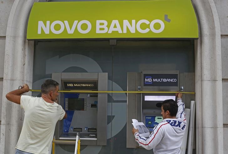 © Reuters. Workers install the new logo of Portuguese Novo Banco (New Bank) at their Lisbon office