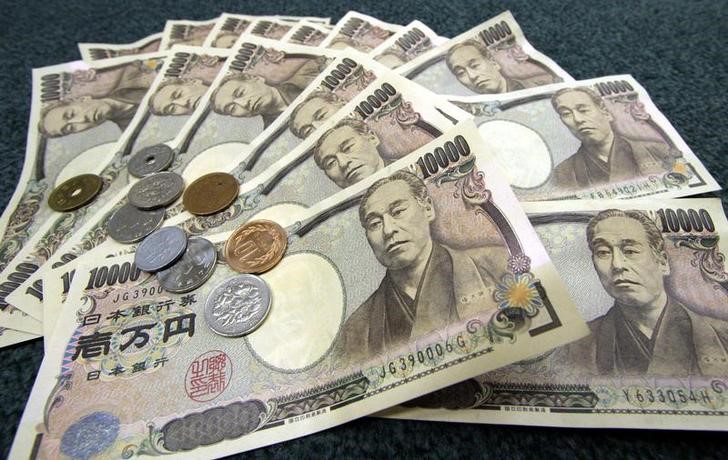 © Reuters. Japanese 10,000 yen bank notes and coins are displayed in Tokyo