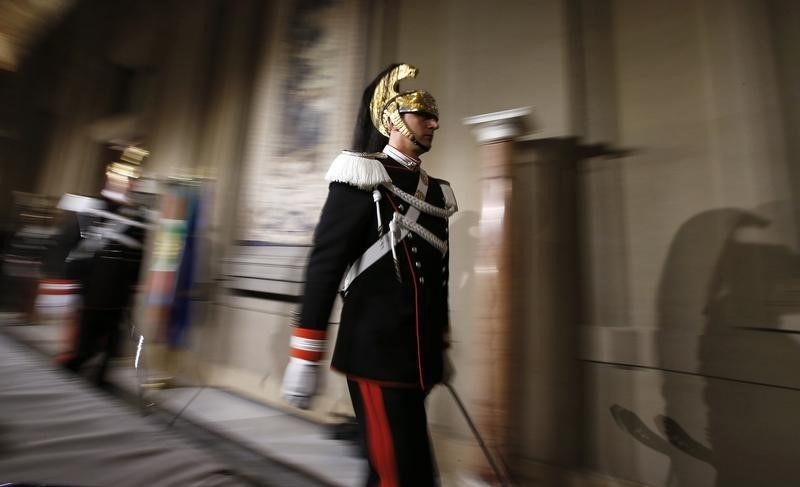 © Reuters. Italian Corazzieri honour guards arrive during consultations of political leaders with Italian President Giorgio Napolitano at the Quirinale Palace in Rome