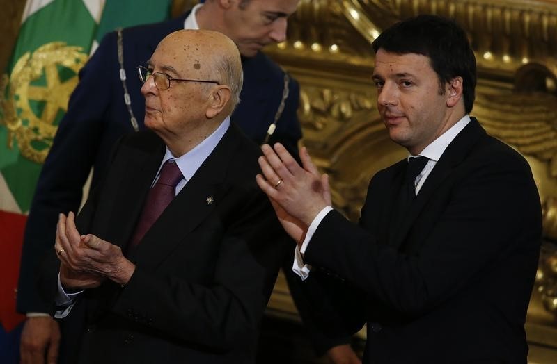 © Reuters. Newly appointed Italian PM Renzi and President Napolitano applaud during a swearing-in ceremony for 16 new ministers at Quirinale Palace in Rome