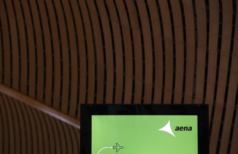 © Reuters. AENA amplía el tiempo de conexión gratuita a Internet durante Navidad