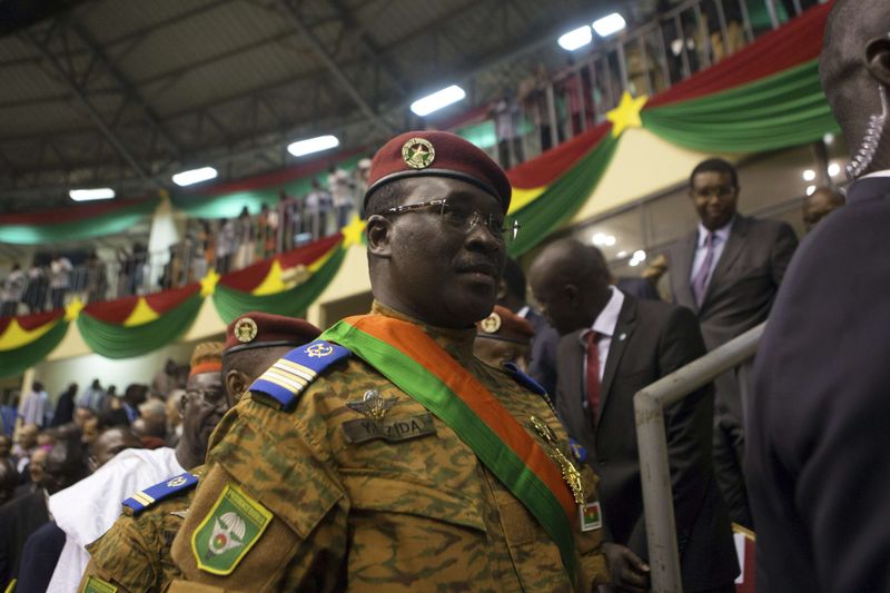 © Reuters. Burkina Faso's Prime Minister Lieutenant Colonel Zida attends the swearing-in ceremony of newly named President Kafondo in Ouagadougou