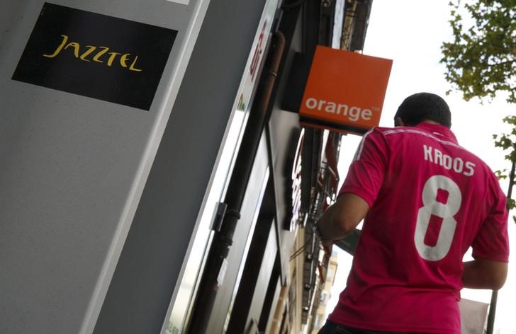 © Reuters. The logos of Jazztel and Orange are pictured in Madrid