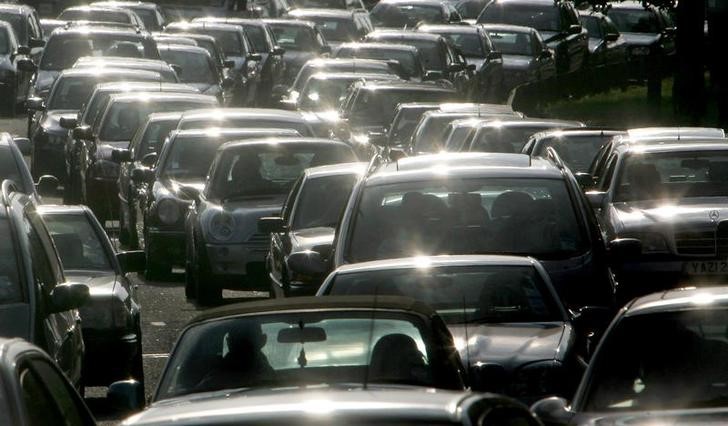 © Reuters. Drivers queue during evening rush hour on the M4 motorway, in west London