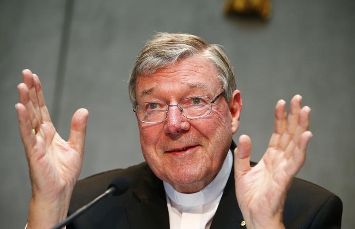 © Reuters. Cardinal George Pell gestures as he talks during a news conference for the presentation of new president of Vatican Bank IOR, at the Vatican