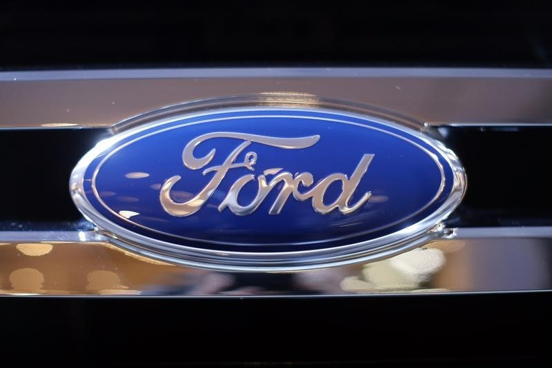 © Reuters. A Ford logo is seen on a car during a press preview at the 2013 New York International Auto Show in New York