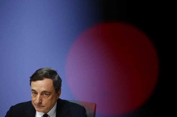 © Reuters. Presidente do Banco Central Europeu, Mario Draghi, durante coletiva de imprensa em Frankfurt