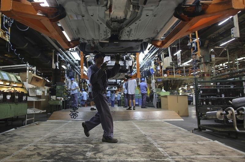 © Reuters. Funcionário monta carro da Ford na fábrica da empresa em São Bernardo do Campo