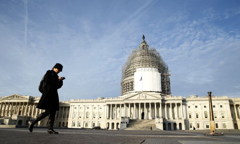 © Reuters. A woman walks past the U.S. Capitol in Washington