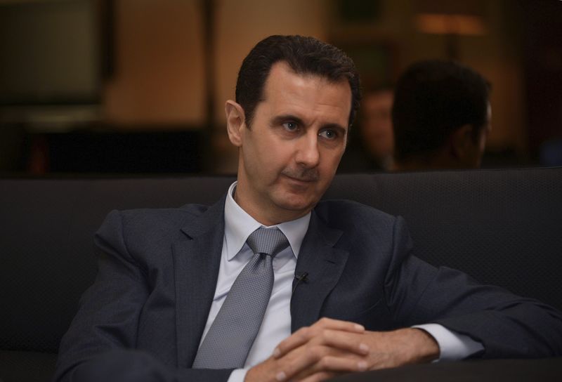 © Reuters. الأسد يتوقع حربا طويلة والدولة الإسلامية تهاجم قاعدة جوية