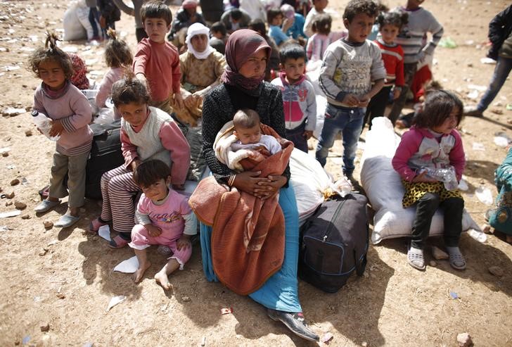 © Reuters. Syrian Kurdish refugees wait after crossing into Turkey near the southeastern Turkish town of Suruc in Sanliurfa province