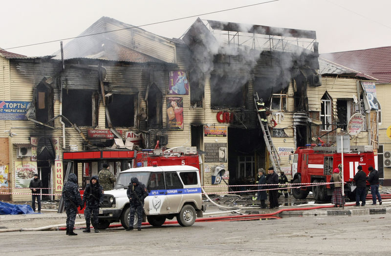 © Reuters. Bombeiros tentam conter incêndio na capital da Chechênia